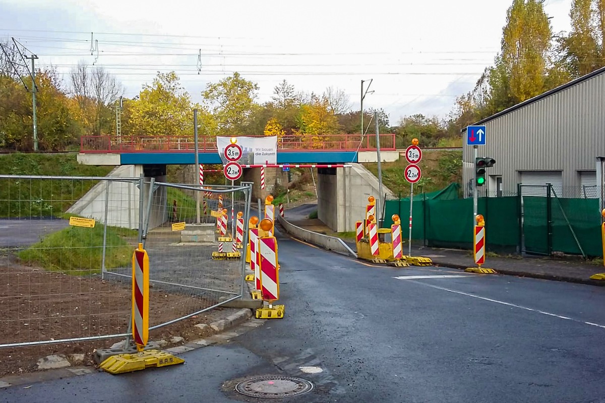 POL-GI: Pressemeldung vom 08.11.2019:




12 - Jähriger attackiert+++Kontrollen an einer Brücke in Kleinlinden+++Auto offenbar angezündet+++Dumm gelaufen nach Unfallflucht