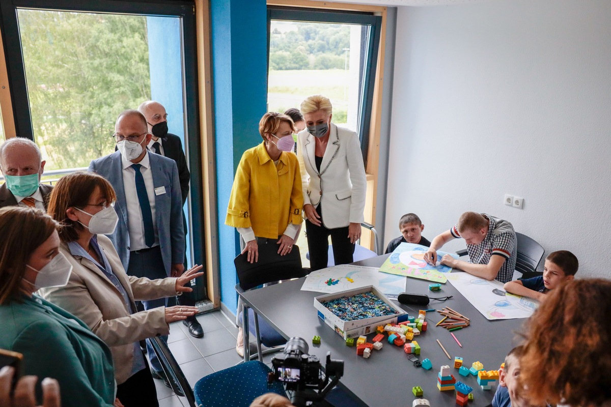 Staatsbesuch bei den Schwächsten der Schwachen / Elke Büdenbender und Agata Kornhauser-Duda bei schwerstbehinderten ukrainischen Kindern im CJD BFW Koblenz