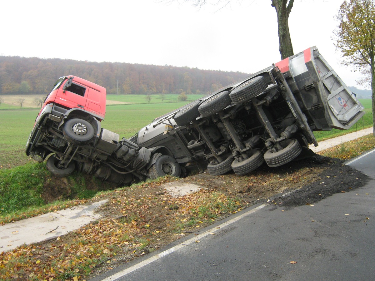 POL-HOL: Bundesstraße 64 - Eimen - Mainzholzen: LKW im Straßengraben gelandet - Abgefräste Fahrbahndecke landete am Fahrbahnrand -