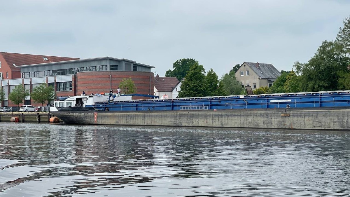 WSPI-OLD: Binnenschiff kollidiert mit der Eisenbahnbrücke und reißt sich das Ruderhaus ab