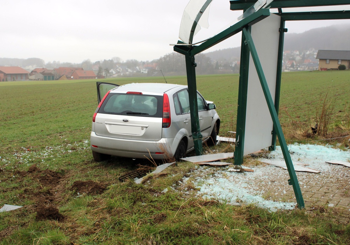 POL-MI: Missglücktes Überholmanöver: Autofahrerin prallt gegen Wartehäuschen