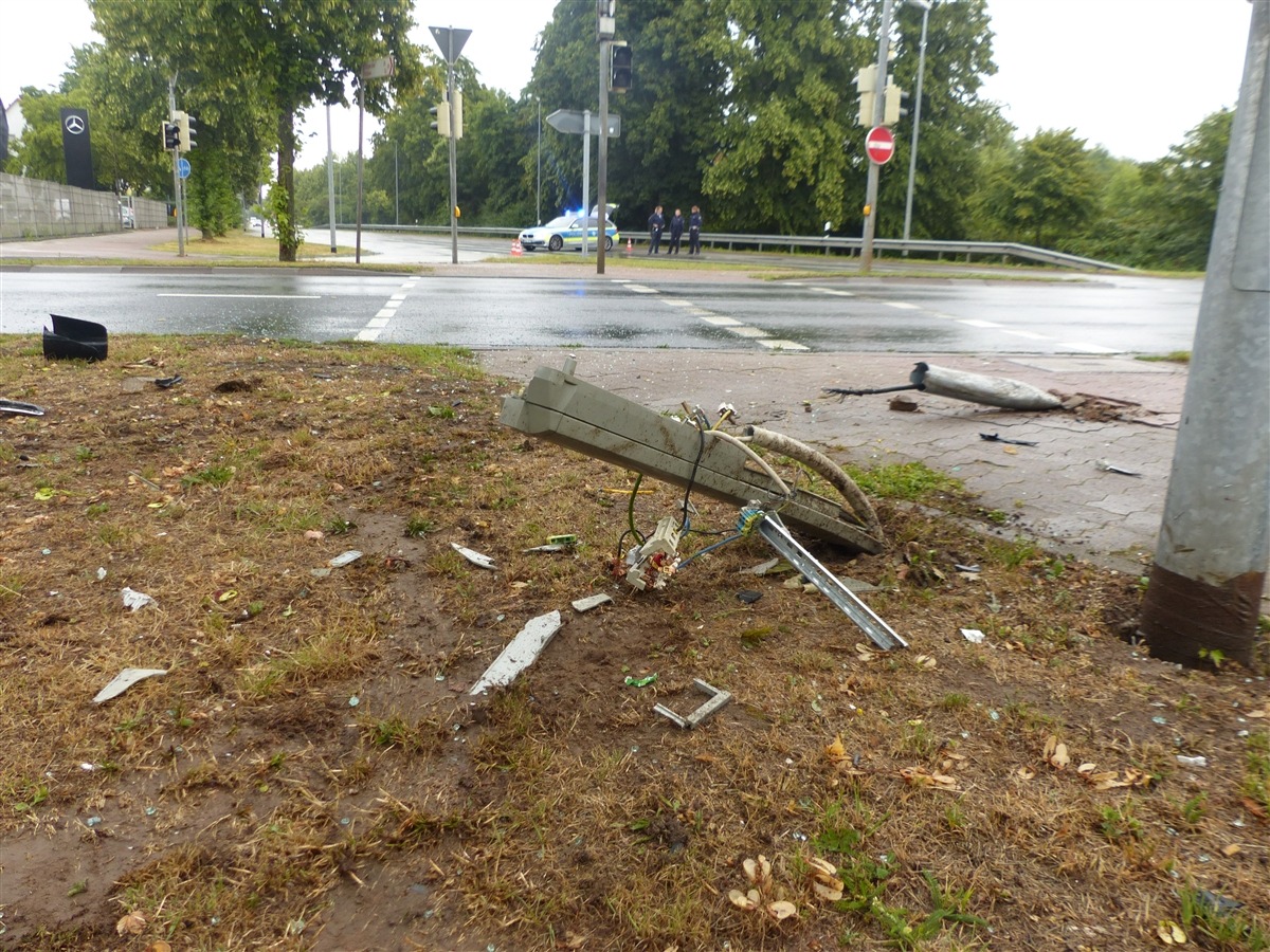 POL-MI: Verkehrsunfall mit beschädigter Ampel führt zu mehreren Folgeunfällen