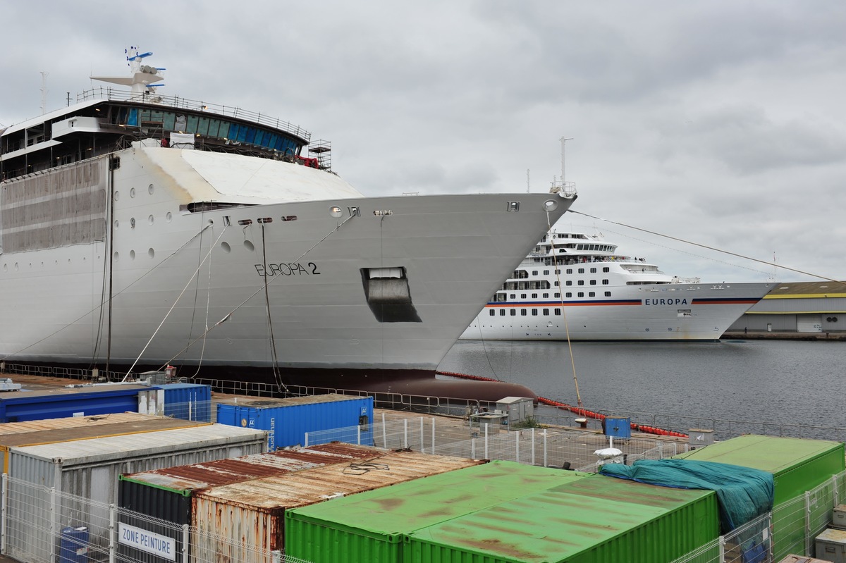 Schwesterntreffen in der Werft: MS EUROPA zu Besuch bei MS EUROPA 2 (BILD)