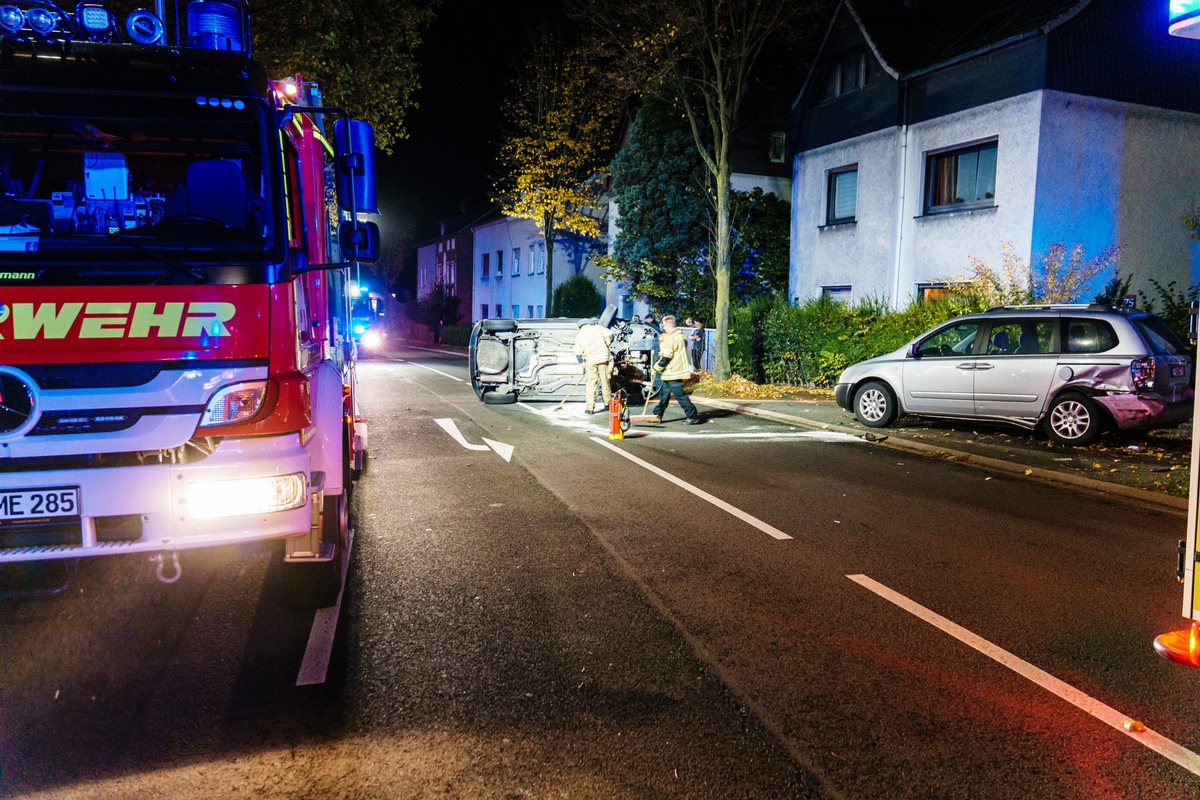 FW Menden: PKW überschlägt sich auf der Werler Straße