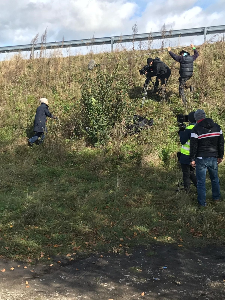 POL-AK NI: Studierende der Polizeiakademie Niedersachsen unterstützen bei einem Fahndungsaufruf in der Sendung &quot;Aktenzeichen XY ... ungelöst&quot;