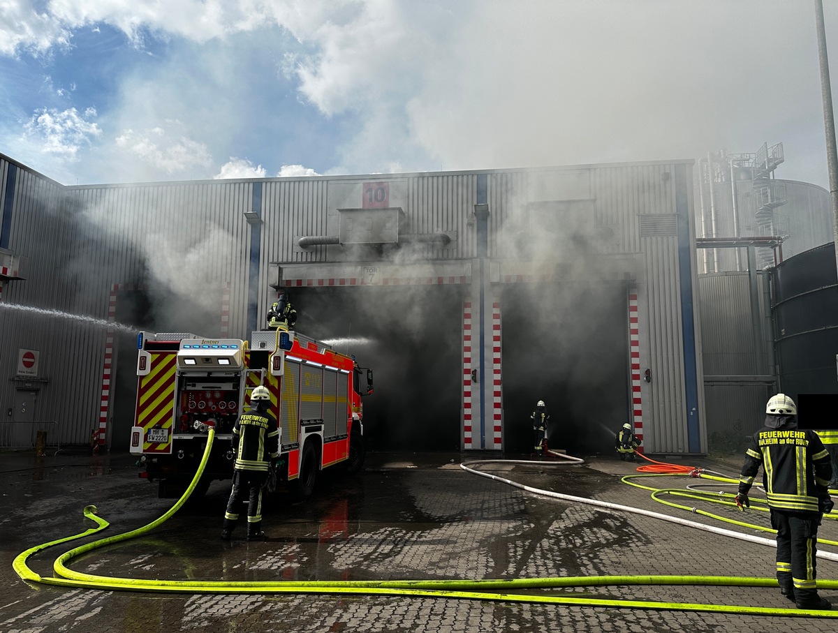 FW-MH: 60 Tonnen Hausmüll brannten in einer Lagerhalle