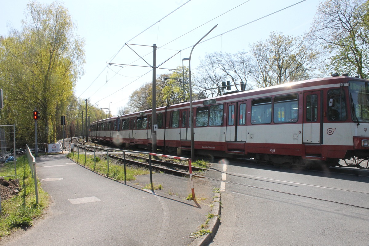 POL-NE: Leichtsinn am Bahnübergang - Fahrradfahrer kommt mit dem Schrecken davon