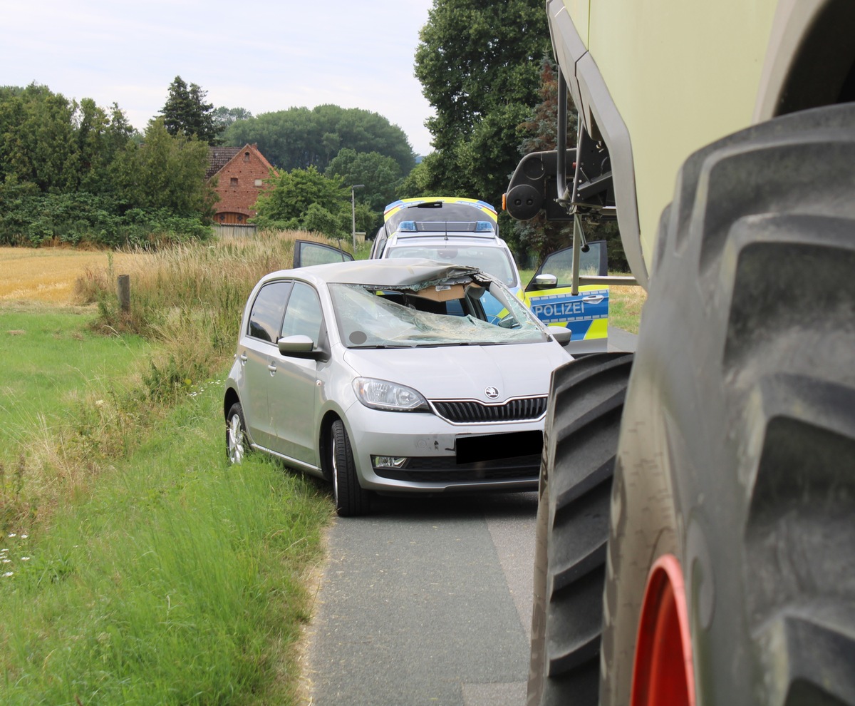 POL-MI: Mähdrescher kollidiert beim Rückwärtsfahren mit wartendem Pkw