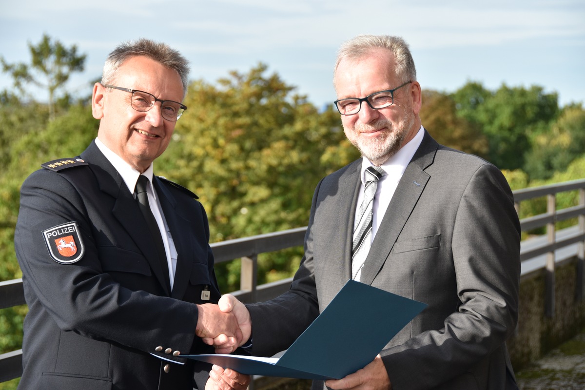 POL-OLD: +++ Zwei Führungskräfte der PD Oldenburg feiern 40-jähriges Dienstjubiläum +++ Eckhard Wache und Markus Voth erhalten ihre Urkunde durch Polizeipräsident Johann Kühme +++