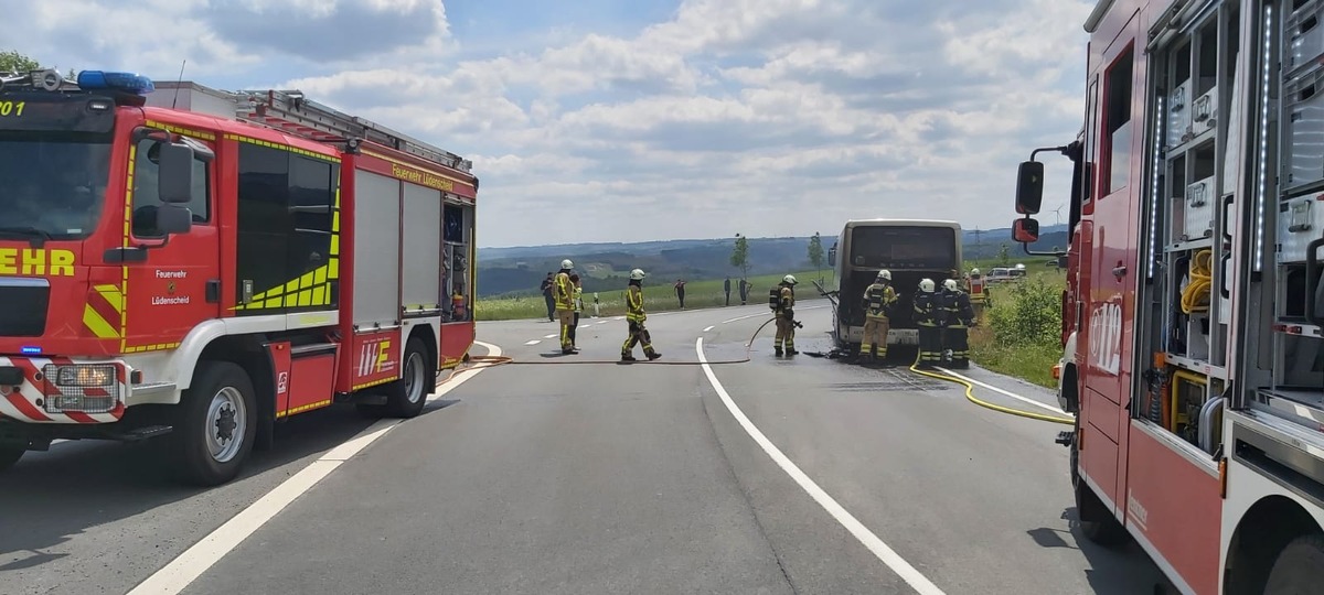 FW-MK: Frisch gebackene Truppführer löschen brennenden Reisebus in Lüdenscheid