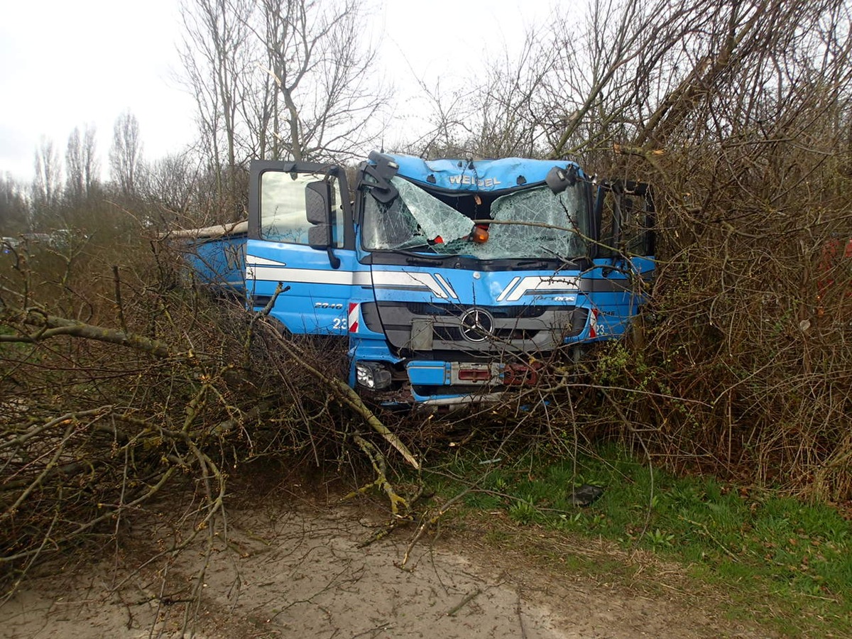 POL-VDMZ: Sattelzug durchbricht Leitplanke der A 63