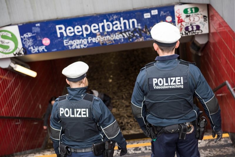 BPOL-HH: Reeperbahn: Nach Körperverletzungsdelikt Bundespolizisten attackiert- Stark alkoholisierten 19-Jährigen mit zwei Promille in Gewahrsam genommen-