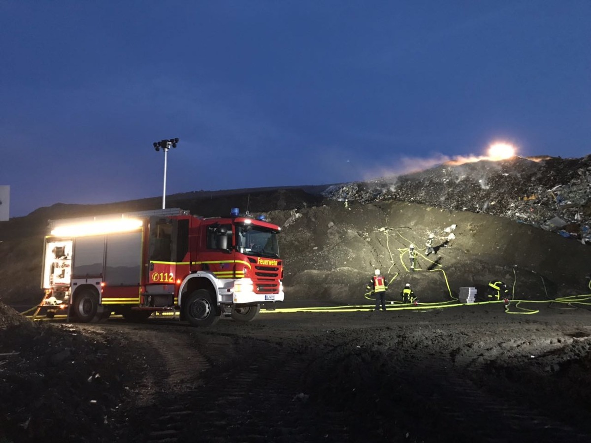 FW-GE: Nächtlicher Feuerwehrinsatz auf der Zentraldeponie im Gelsenkirchener Emscherbruch zieht sich bis in den Sonntagvormittag. / Feuerschein war über die Stadtgrenzen Gelsenkirchens zu sehen.