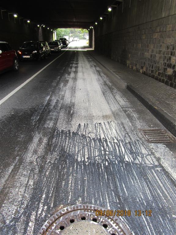 POL-PPKO: Durch Farbe verschmutzte Fahrbahn