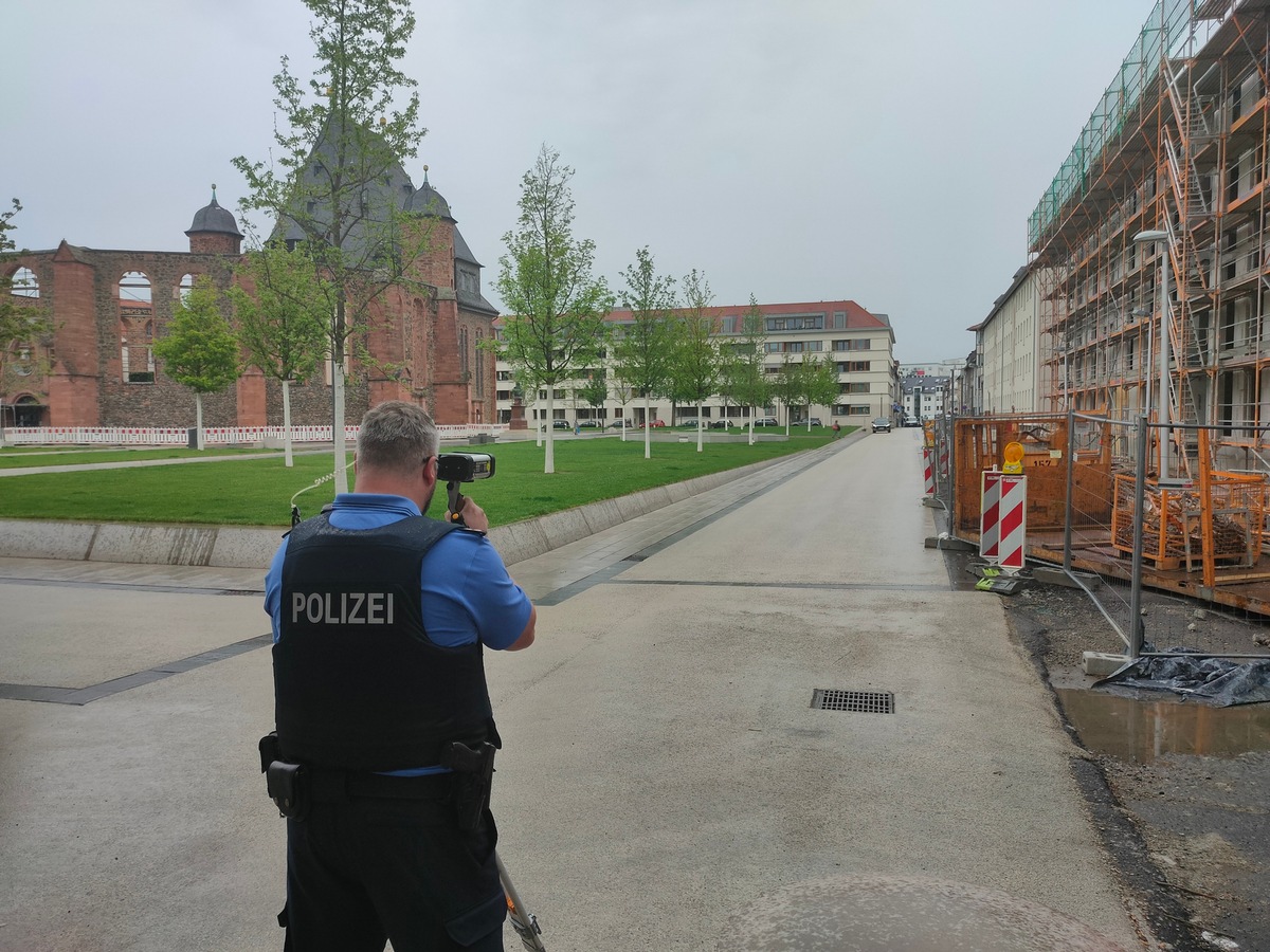 POL-OF: Wer touchierte den VW Polo auf dem Supermarktparkplatz; Polizeikontrollen bezüglich Schrittgeschwindigkeit und Ablenkung im Straßenverkehr; Vorfall in Buslinie MKK62 und mehr