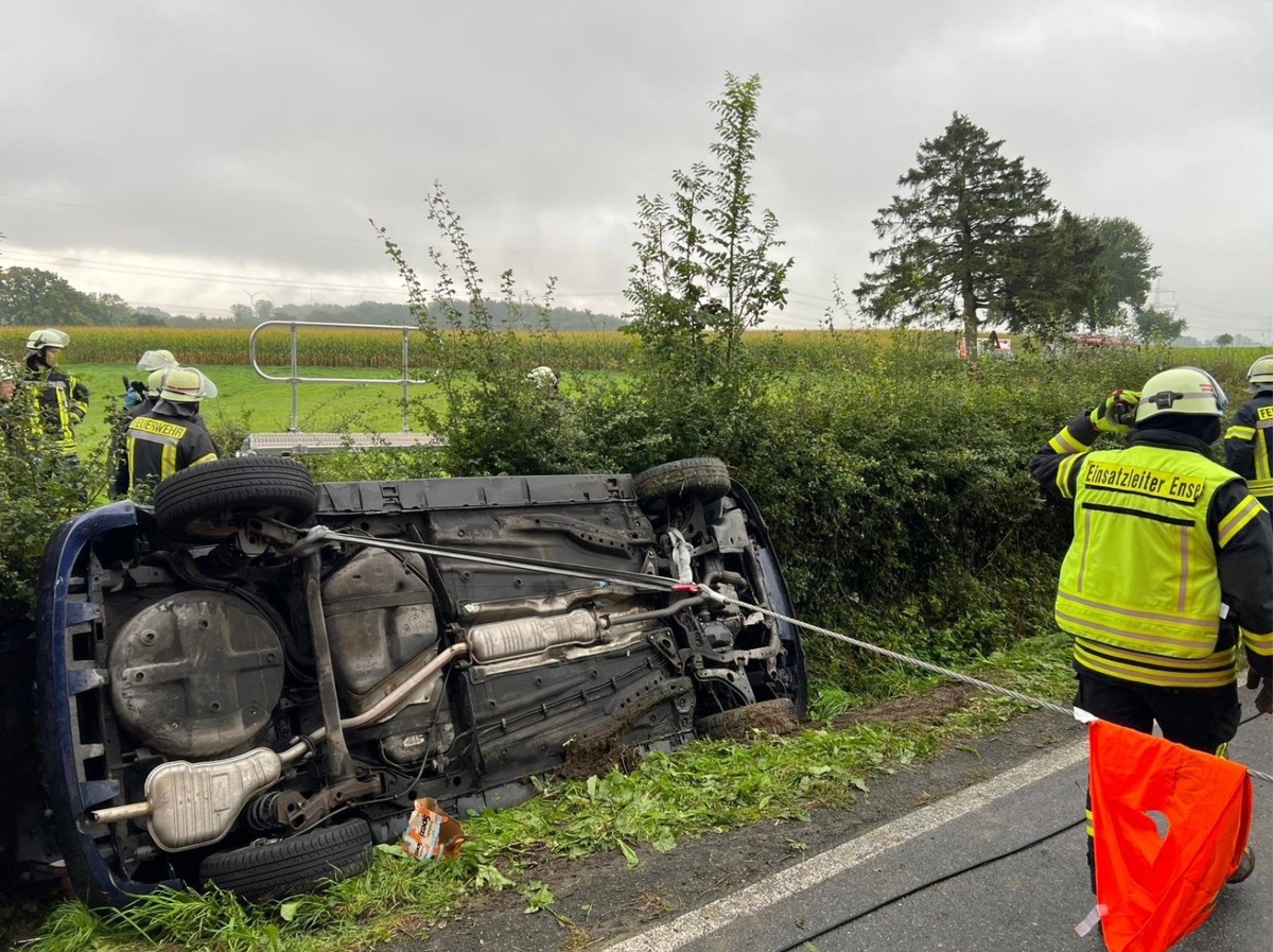 FW Ense: Familie nach Verkehrsunfall in PKW eingeschlossen / Feuerwehr übernimmt technische Rettung