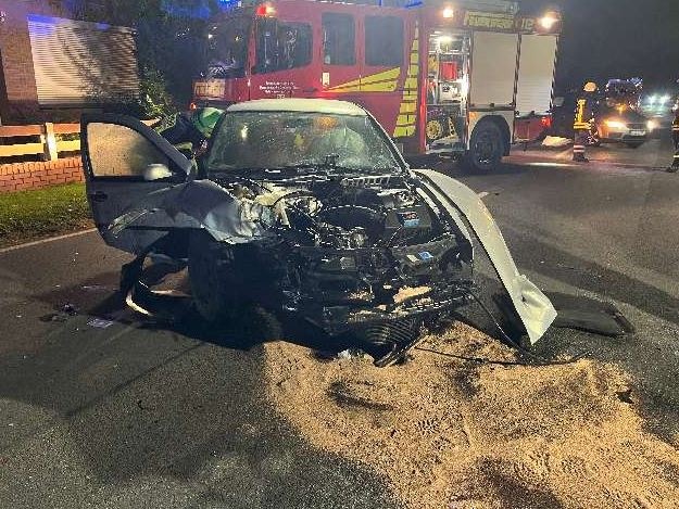 POL-NI: Eystrup - VW-Fahrer kommt von Fahrbahn ab und kollidiert mit einem Baum