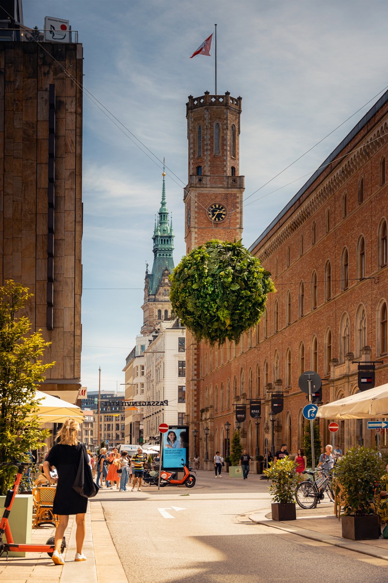 Sommergärten in Hamburgs City eröffnet / Begrünte Innenstadt lädt bis 14. August zum Relaxen, Shoppen und Entdecken ein / Moderatorin Nova Meierhenrich eröffnet als Patin