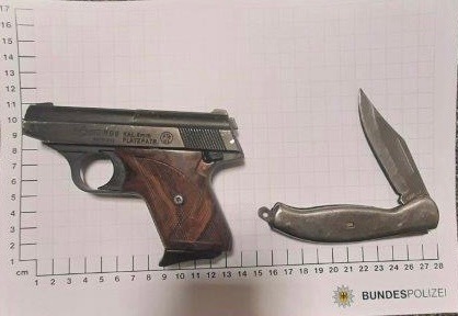 BPOL NRW: 19-Jähriger führt Schreckschusswaffe und Messer mit sich +++Foto+++