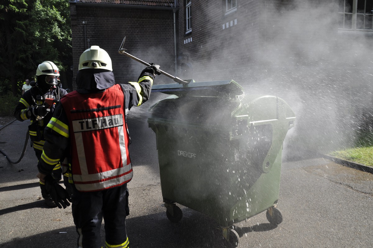 FW-KLE: Containerbrand an der Buchenallee