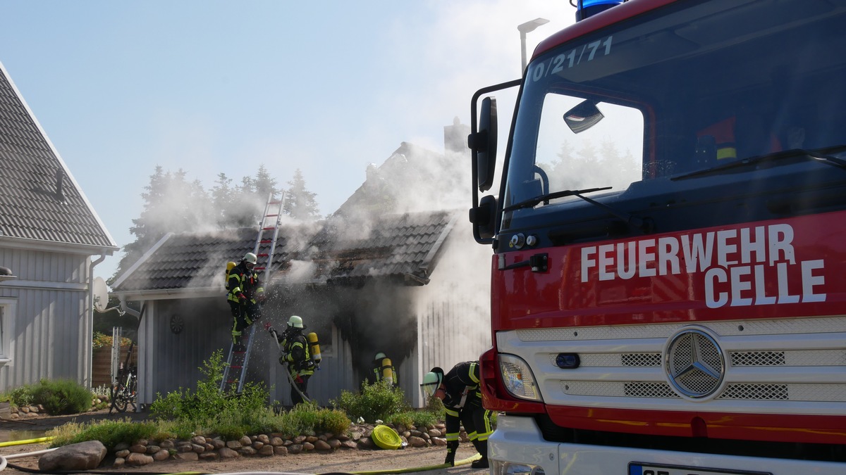 FW Celle: Brennt Holzschuppen - Feuerwehr verhindert Brandausbreitung!