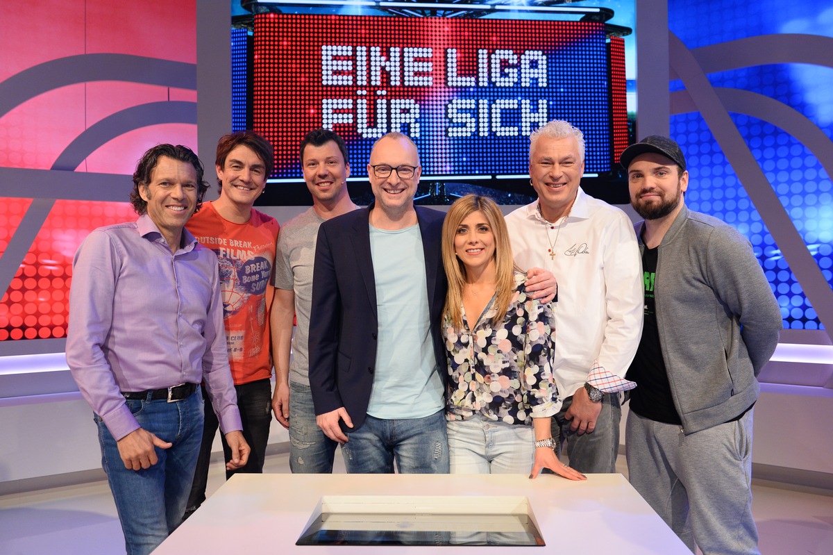 Zwei Urgesteine unter sich: Urs Meier gegen Toni Polster im direkten Duell bei &quot;Eine Liga für sich&quot; am 1. Mai exklusiv auf Sky 1