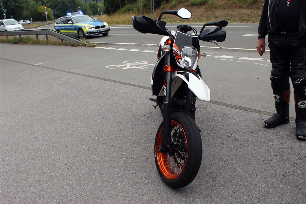 POL-OE: Zwei Kradfahrer bei Verkehrsunfall verletzt