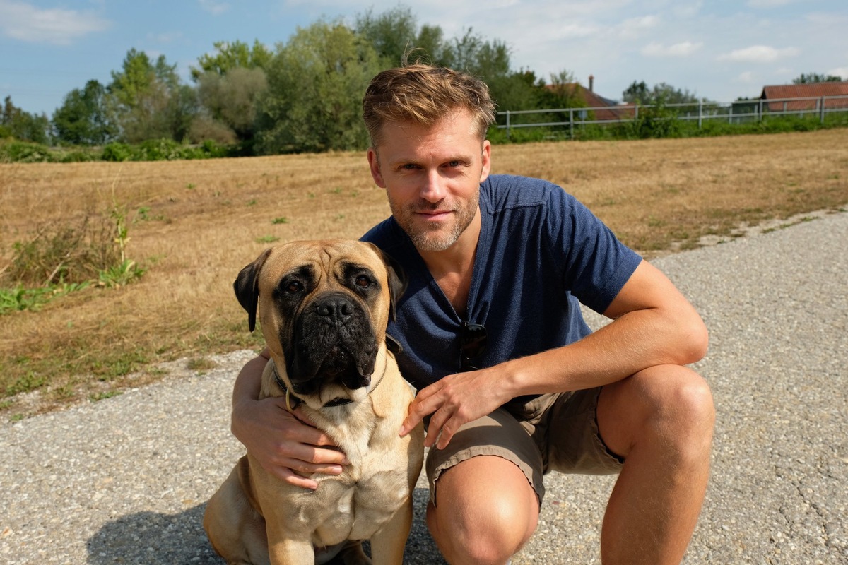 &quot;Hunde sind ein bisschen wie Kinder!&quot; Jens Atzorn übernimmt Hauptrolle in neuer SAT.1-Serie &quot;Der Bulle und das Biest&quot; (AT) // Drehstart in Berlin