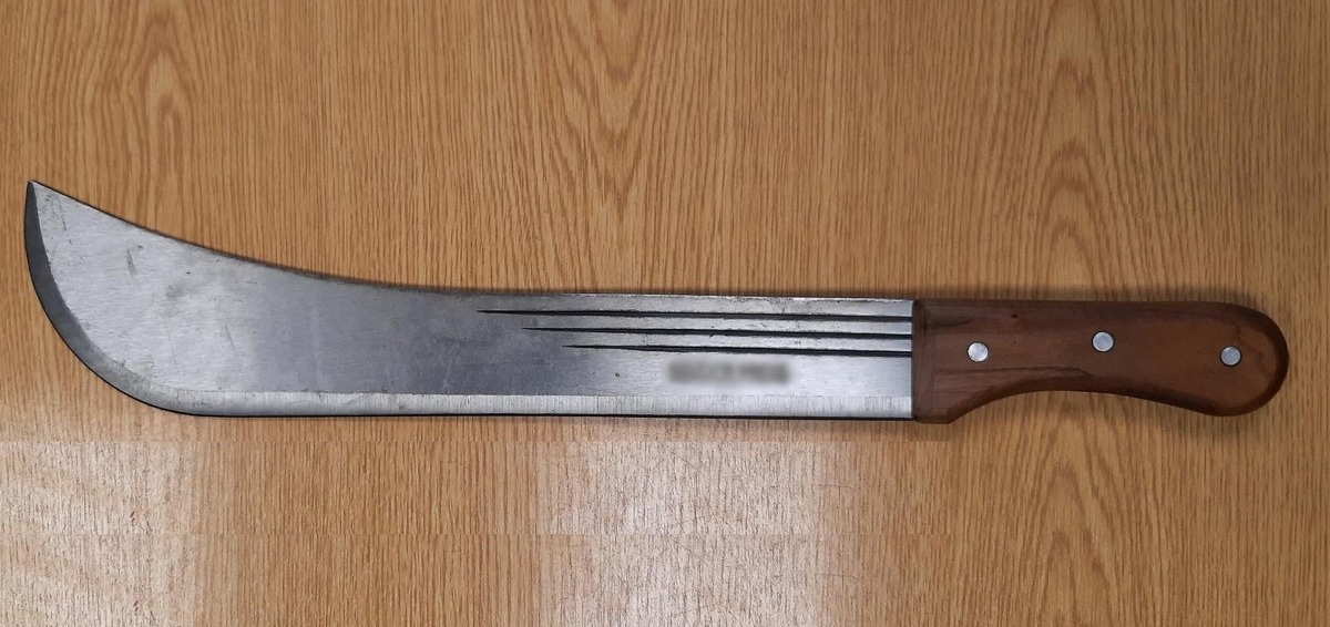 BPOL-BadBentheim: Machete unter dem Mantel / 29-Jähriger löst Polizeieinsatz aus