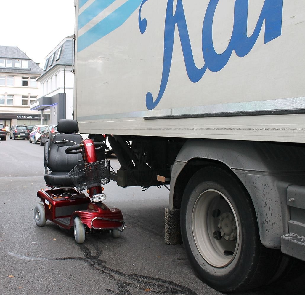 POL-OE: Mit Krankenfahrstuhl gegen Lkw gefahren