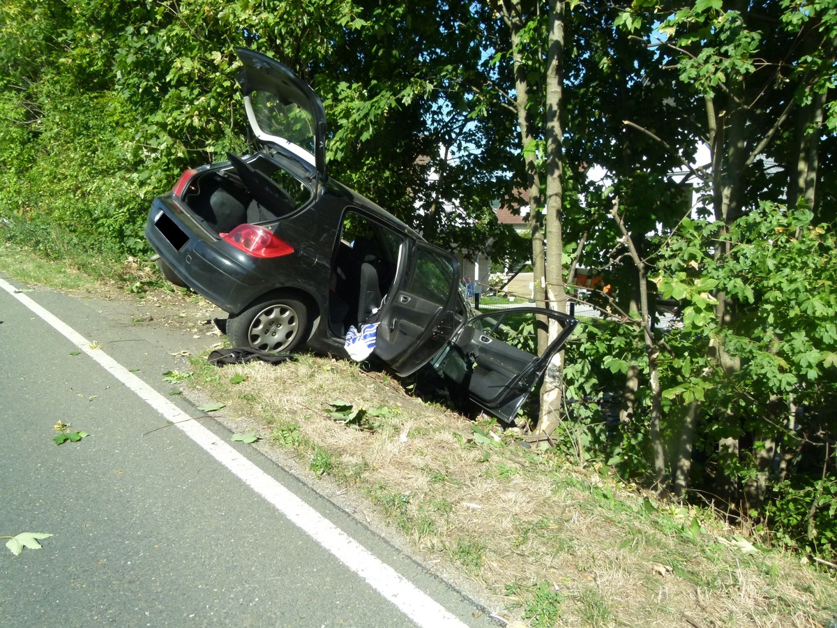 POL-MI: Autofahrer kommt von Straße ab