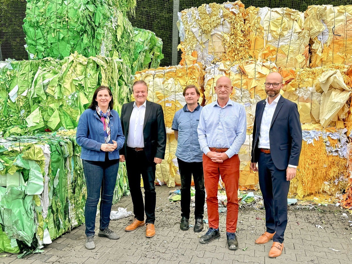 Vice President of the German Bundestag Katrin Göring-Eckardt (Bündnis 90/Die Grünen) Learns About the Koehler Group’s Climate Strategy at the Company’s Greiz Site