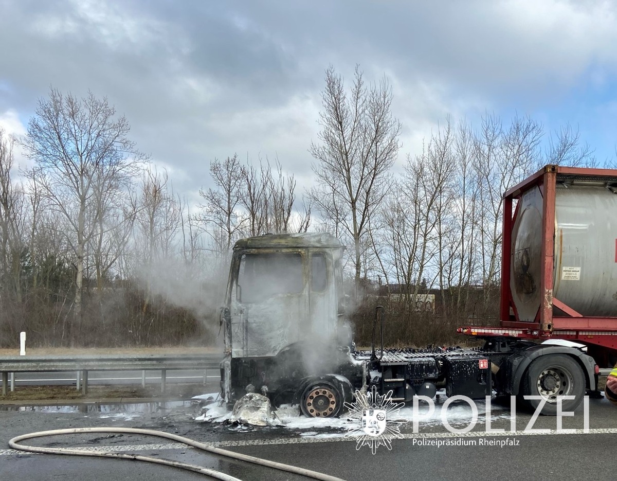 POL-PDNW: Polizeiautobahnstation Ruchheim - Brennender LKW auf A6