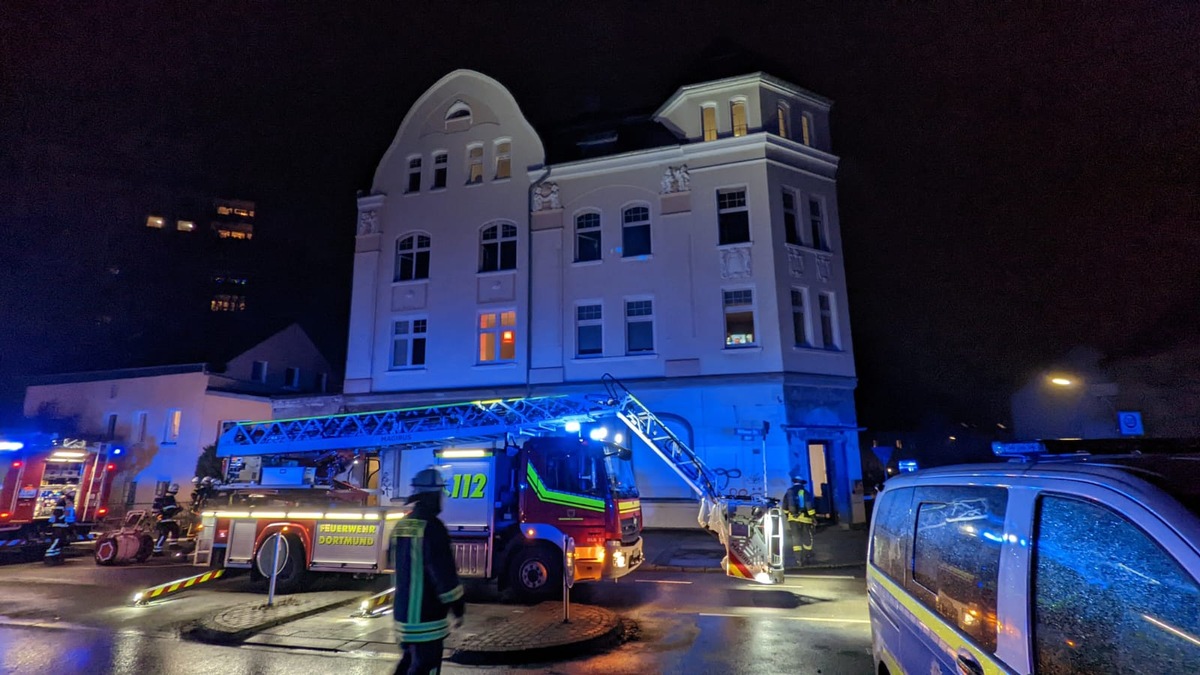 FW-DO: 16.01.2022 - FEUER IN DORSTFELD Zimmerbrand in einem Wohnhaus