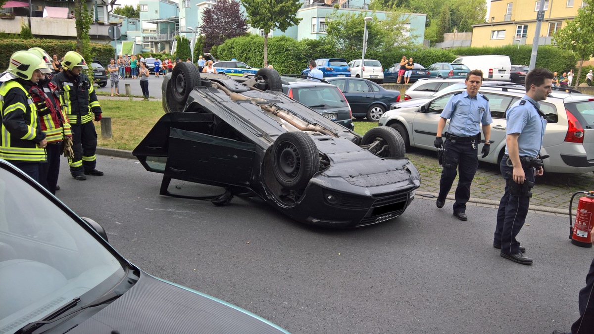 FW-GE: Eine leichtverletzte Person nach Verkehrsunfall in der Feldmark. / Pkw bleibt nach Unfall auf dem Fahrzeugdach liegen.