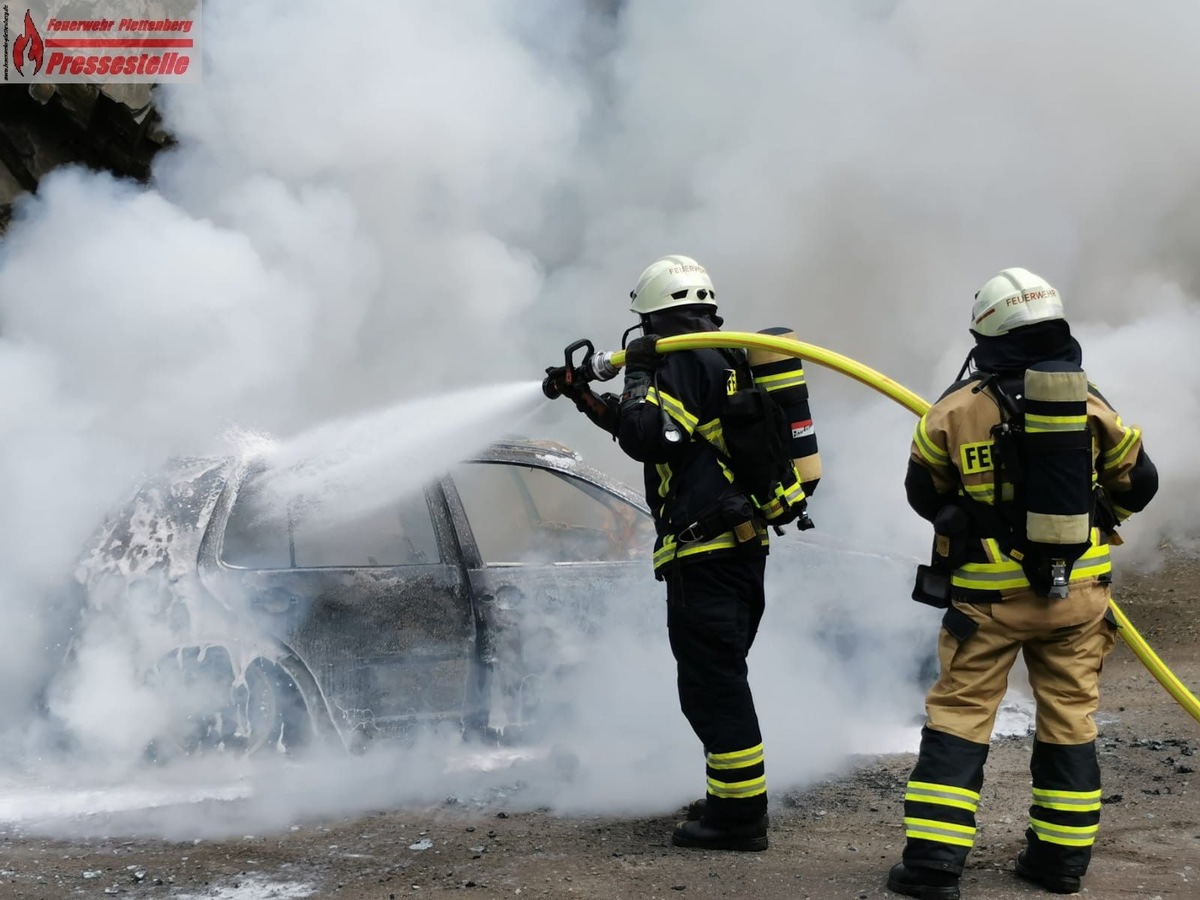 FW-PL: PKW steht in Vollbrand. Alarmierung nur über Dritte möglich.