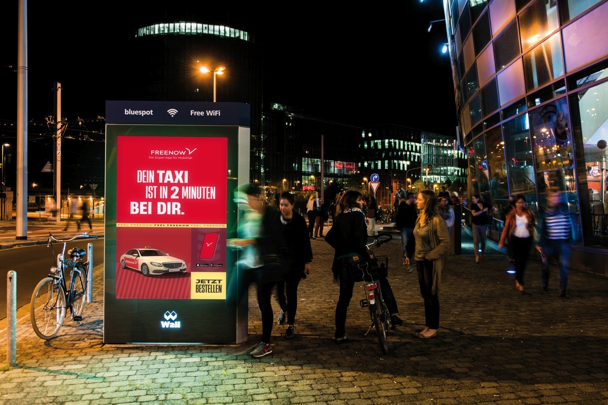 MAX-Studie von Außenwerber WallDecaux bestätigt Out of Home als Impulsgeber für mobiles Einkaufen