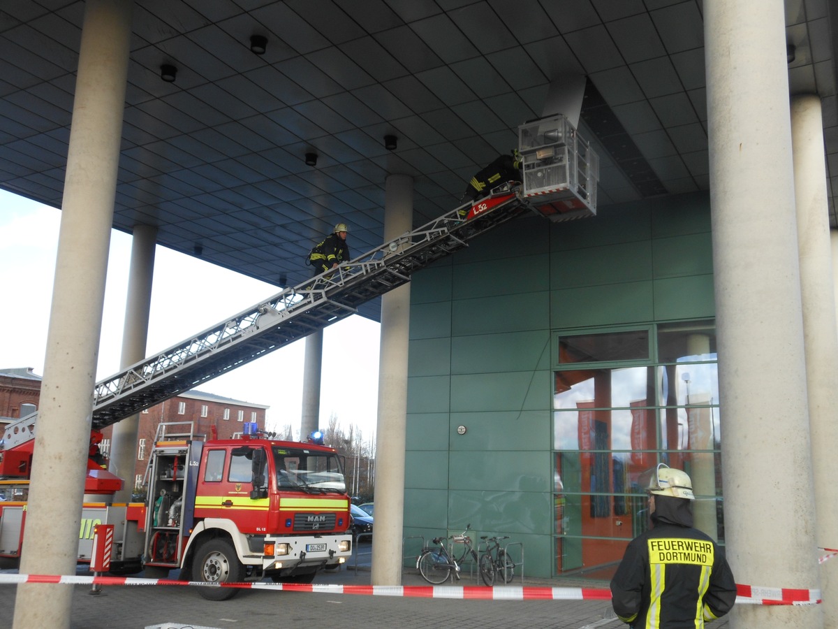 FW-DO: 24.02.2017 Technische Hilfeleistung - Sturm
LOSE DECKENVERKLEIDUNG AM HAMMERKOPFTURM