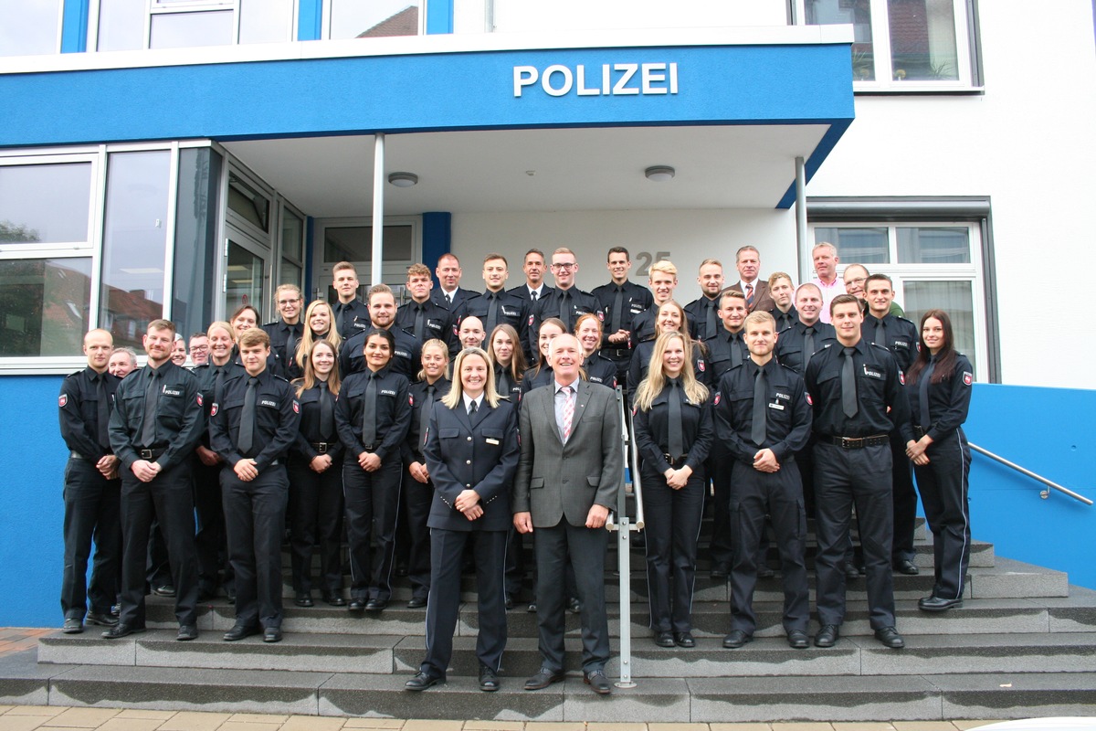 POL-HM: 36 neue Mitarbeiterinnen und Mitarbeiter in der Polizeiinspektion Hameln-Pyrmont / Holzminden begrüßt