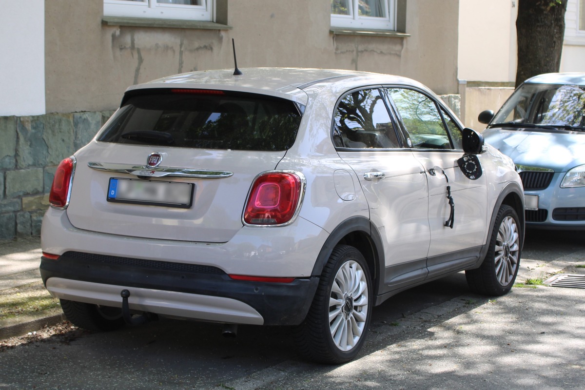 POL-SO: Parkendes Fahrzeug massiv beschädigt