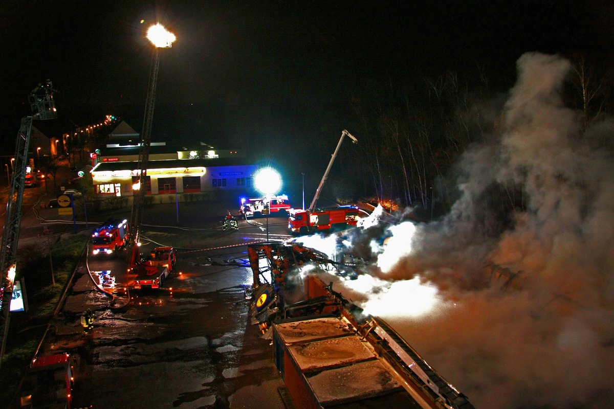 FW-E: Lidl-Markt Raub der Flammen