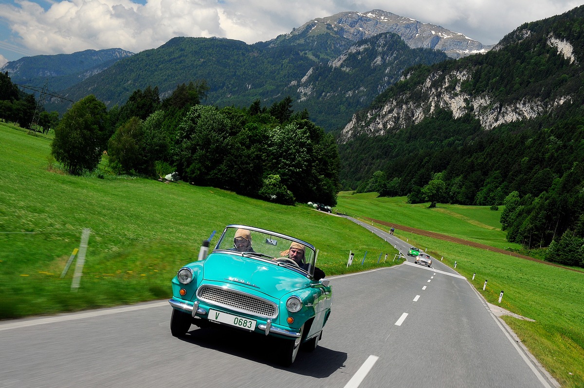 SKODA startet mit &#039;Let&#039;s Dance&#039;-Juror im FELICIA beim Oldtimer-Event Hamburg-Berlin-Klassik (FOTO)