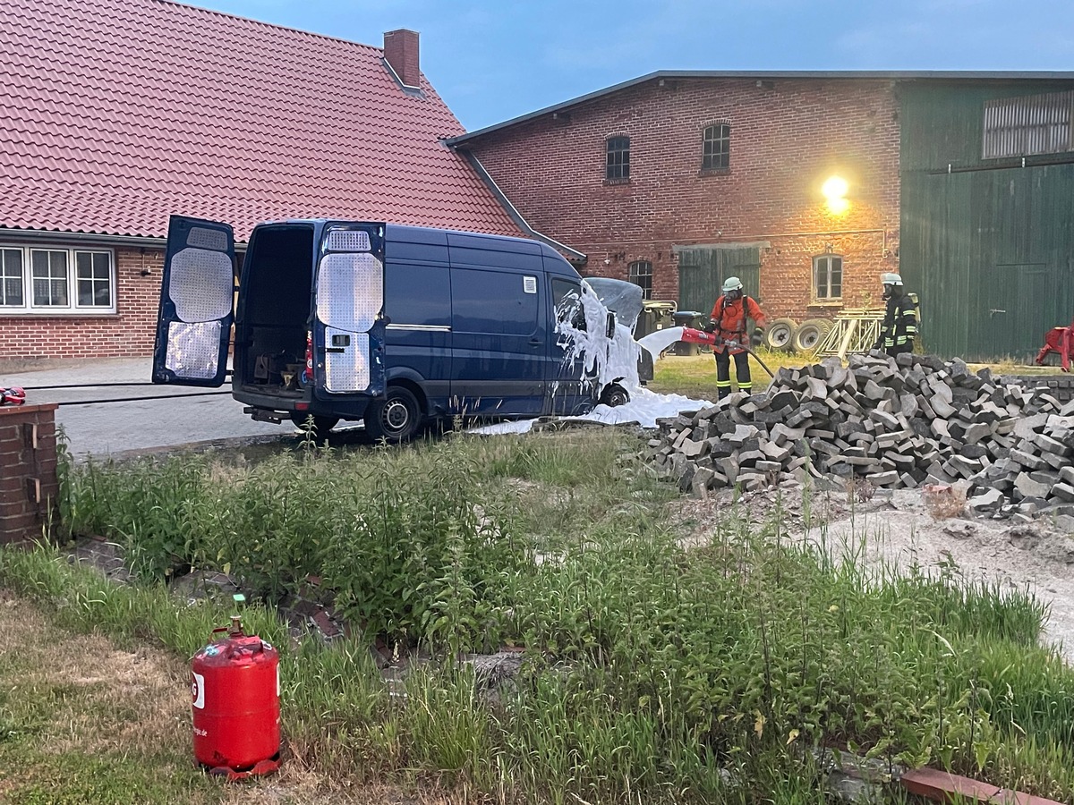 FW-ROW: VW Crafter gerät in Brand