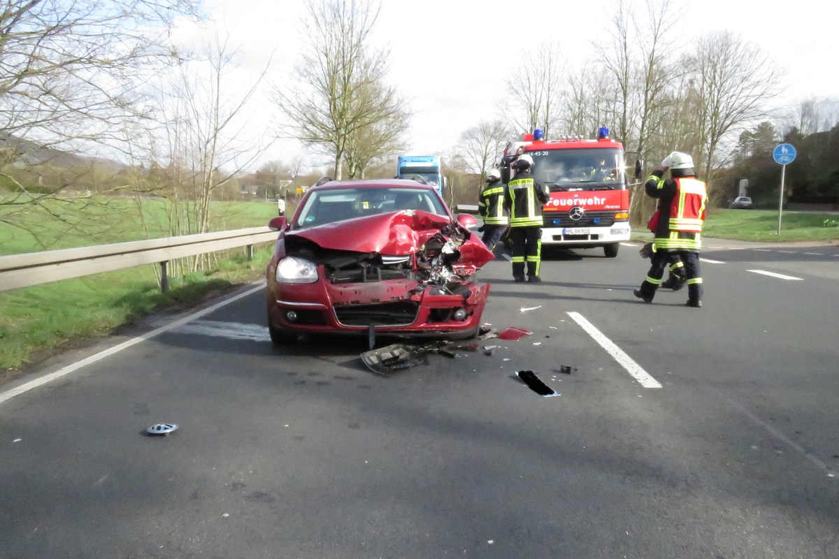 POL-HM: Verkehrsunfall mit zwei Leichtverletzten