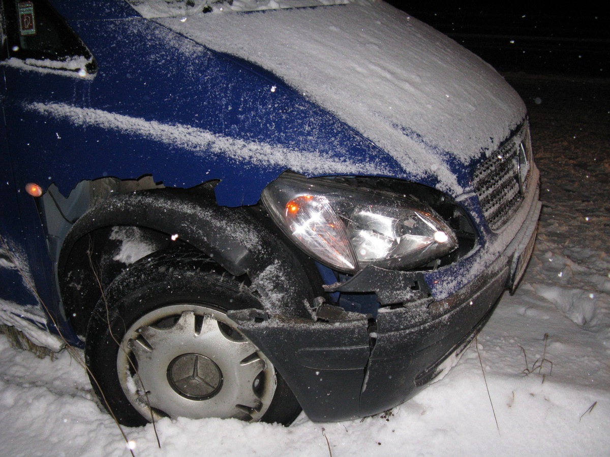 POL-HOL: Polizei musste  viele Unfälle aufnehmen: Zahlreiche Blechschäden im Landkreis - Rutschen auf schneebedeckten Straßen - / Keine Personenschäden -