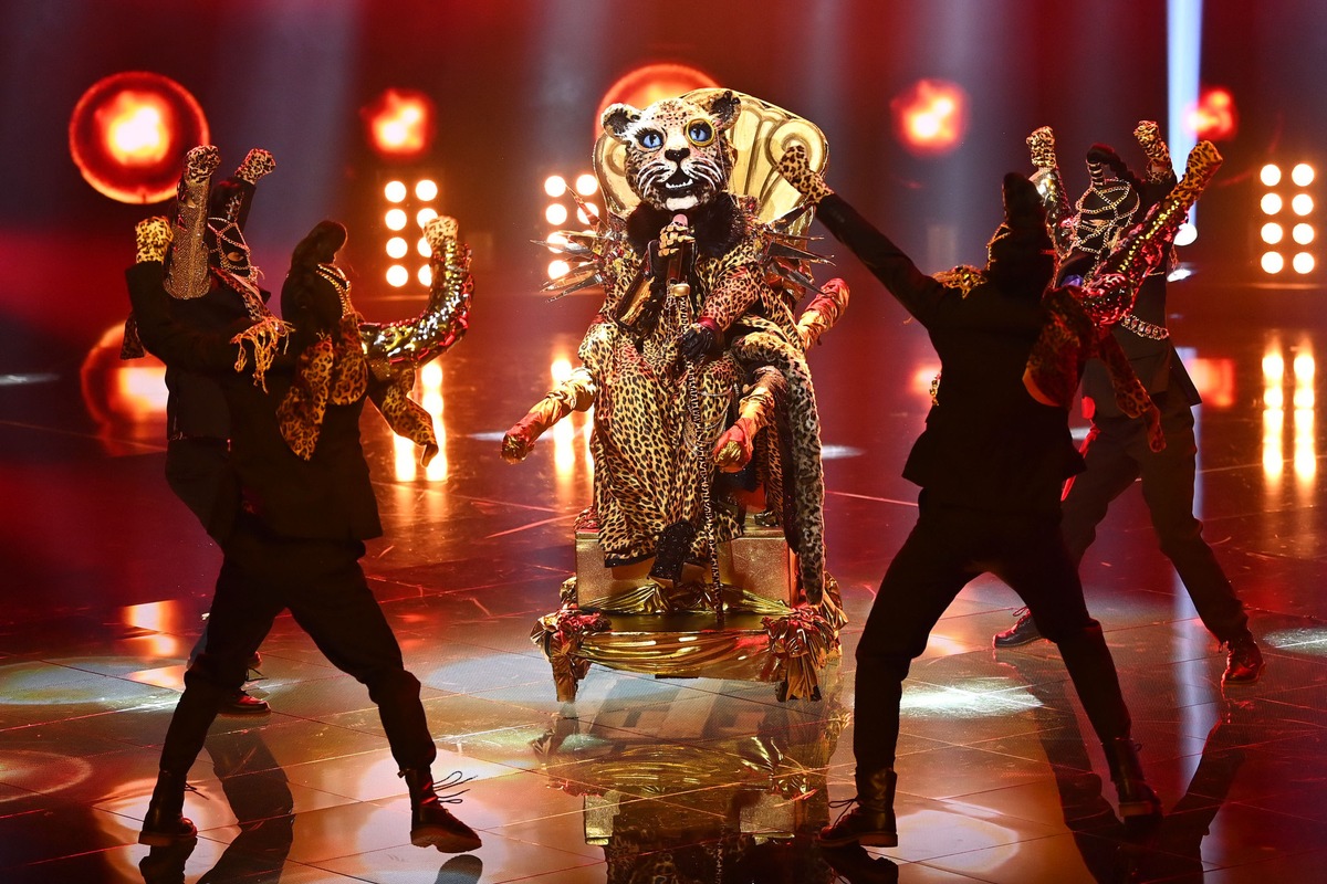 Schlechte Sicht, eingeklemmte Pfote oder einfach majestätische Raubkatze? Was ist mit dem #MaskedSinger-Leoparden los?