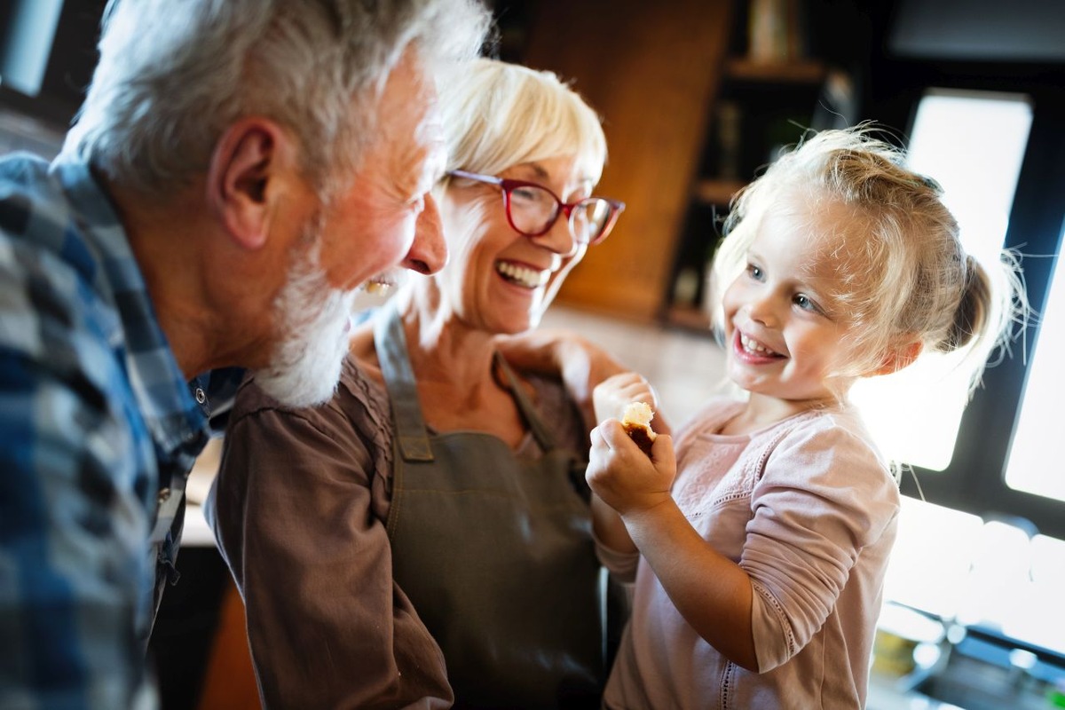 Quality Time mit Oma und Opa: Großeltern kümmern sich um ihre Enkel