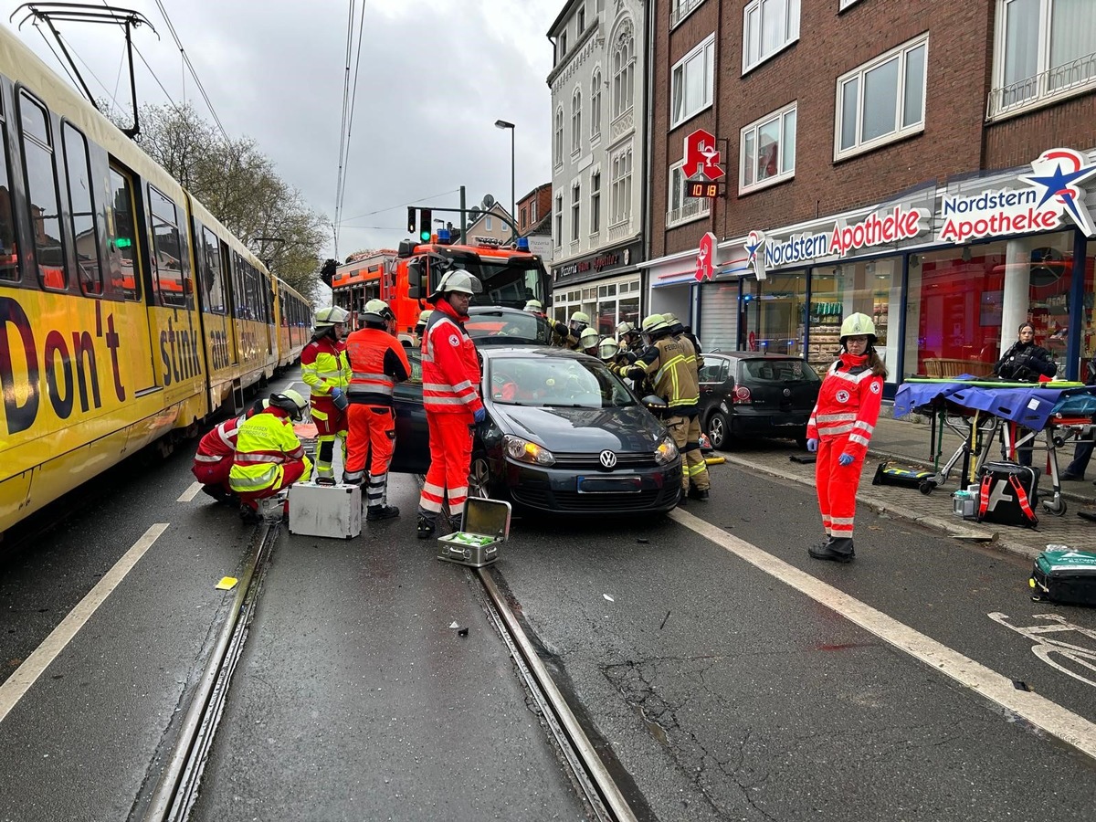 FW-E: Straßenbahn kollidiert mit PKW - eine Person eingeklemmt