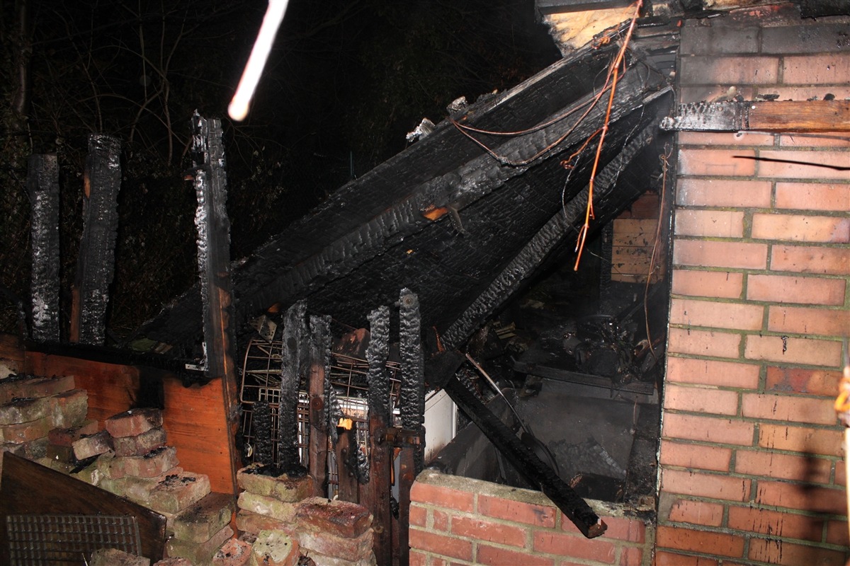 POL-DN: Zeugensuche: Gartenlaube in Düren-Ost geriet in Brand