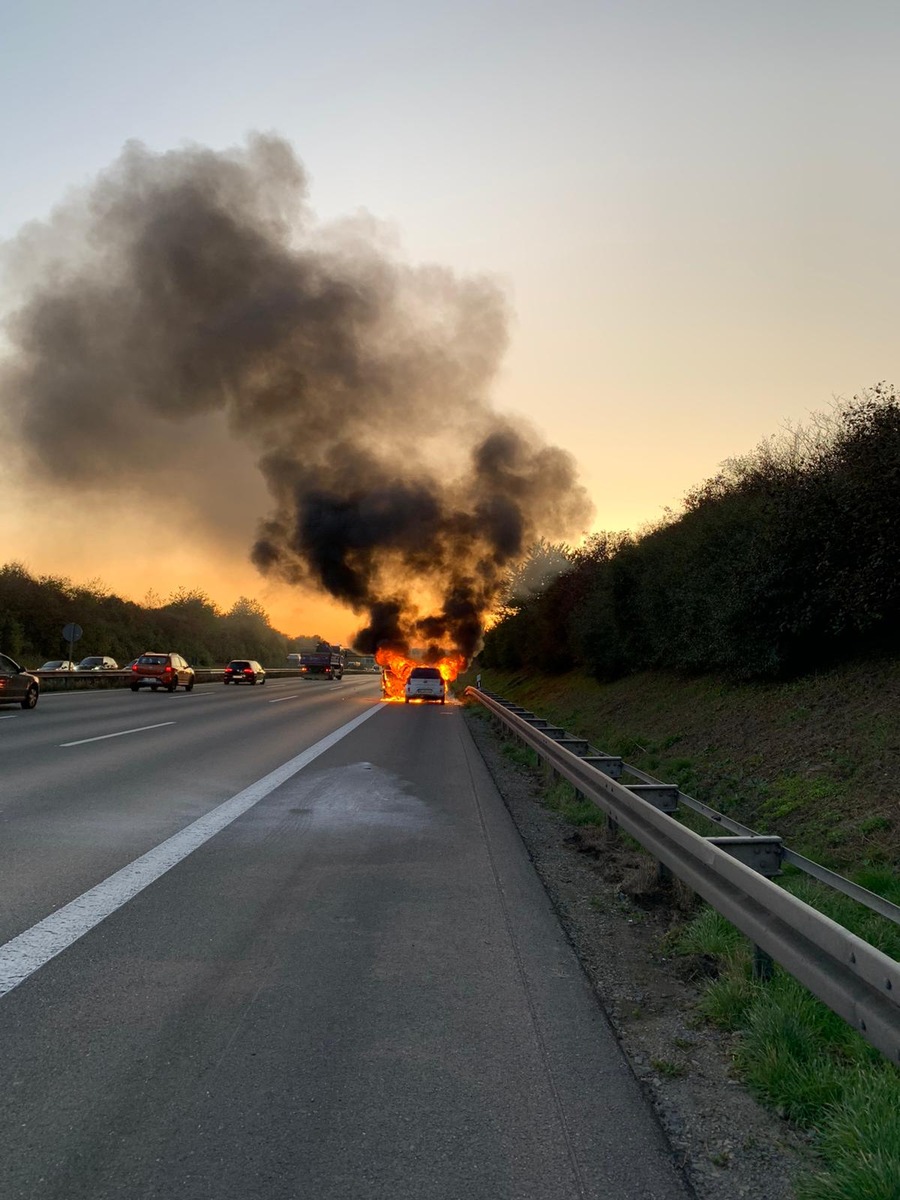 POL-BI: Pkw brennt auf der A 2 völlig aus